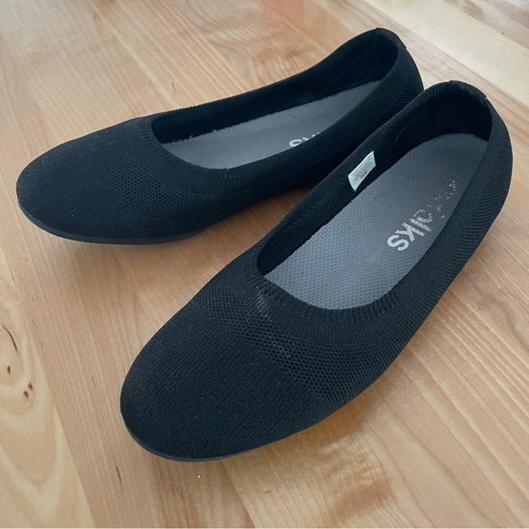 Hey Folks slip on shoes size 8 that are machine washable. - Picture 2 of 4